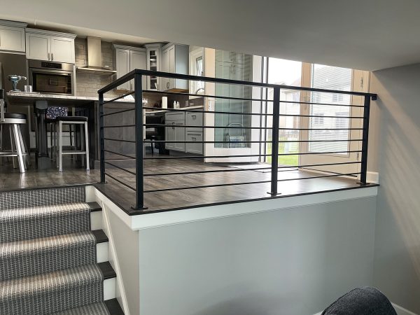 Horizontal railing for kitchen