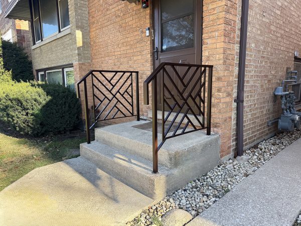 Exterior railing with chippendale pattern
