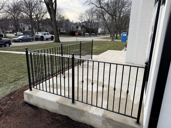 Timeless decorative metal railing with evenly spaced vertical balusters and a smooth top rail.