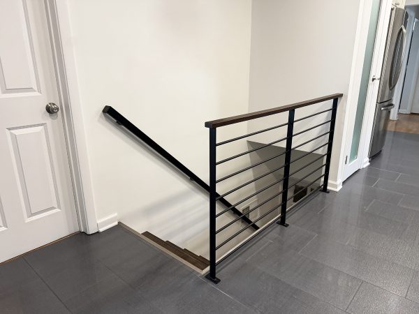 Horizontal railing with flat posts and round bars