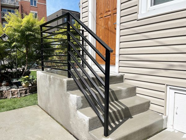 Sleek Wide Bar Horizontal Railing