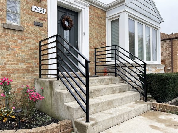 Exterior porch railings with wide horizontal rods