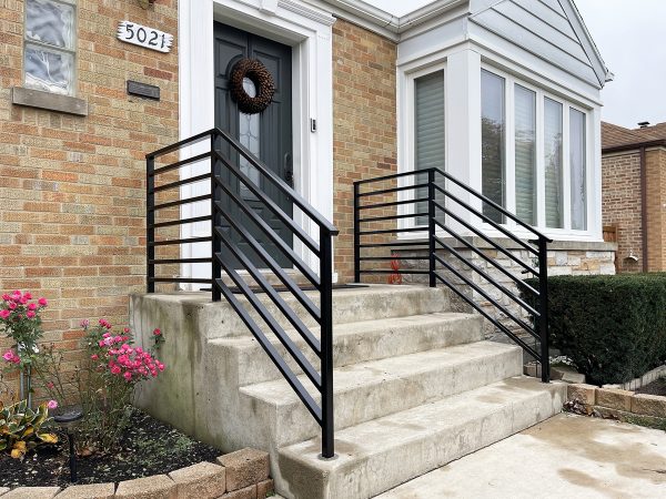 Exterior porch railings with wide horizontal rods