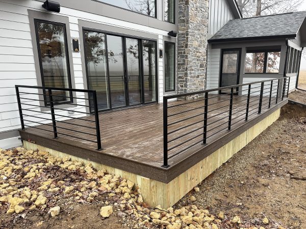 Exterior horizontal railings for deck