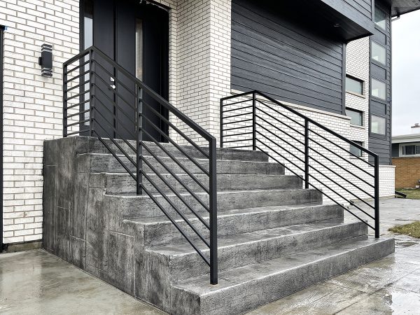 Modern horizontal railings for exterior front porch | Best Chicago Railings