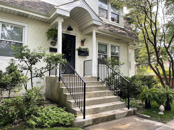 Modern porch railing with vertical pickets | Best Chicago Railings