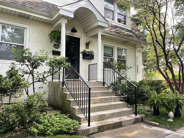 Modern porch railing with vertical pickets | Best Chicago Railings