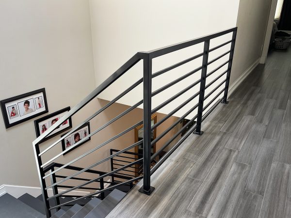 Interior horizontal railing with thick bars | Best Chicago Railings