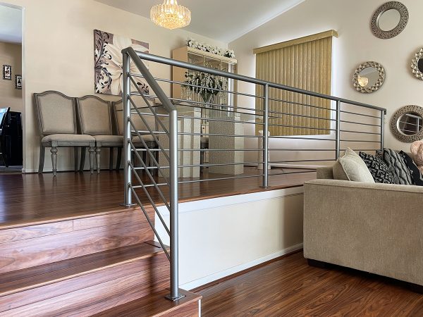 Horizontal round pipe railing