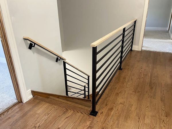 Interior railing with robust horizontal rods