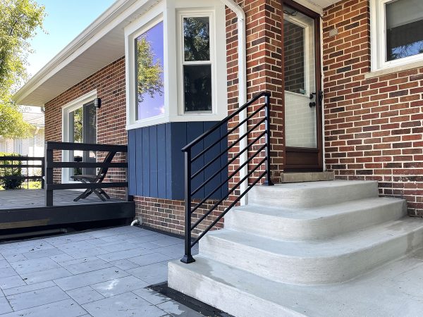 Exterior railing with thick horizontal bars and post shoes | Best Chicago Railings