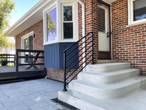 Exterior railing with thick horizontal bars and post shoes | Best Chicago Railings