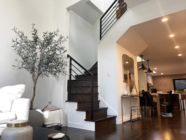 Horizontal railings with thin square bars