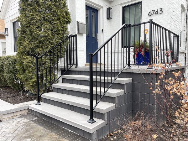 Exterior porch railing with post caps