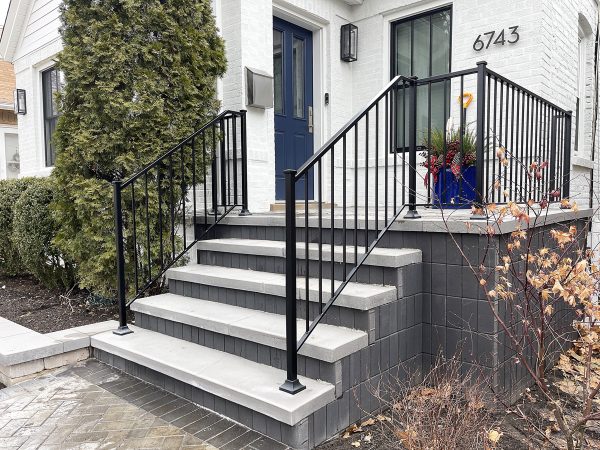 Exterior porch railing with post caps