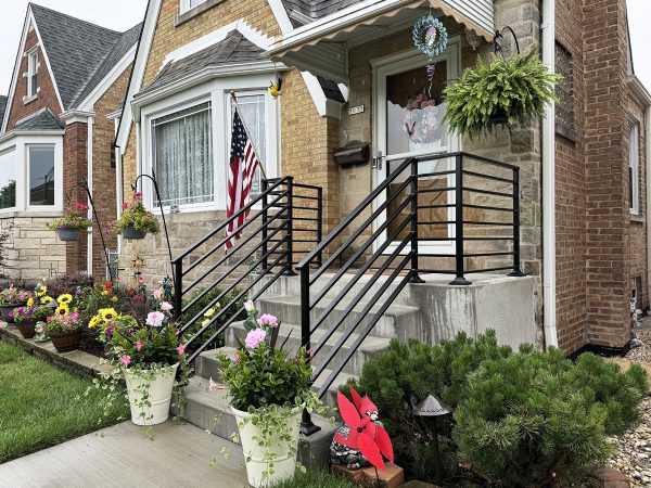 Exterior railings with wide horizontal tubings