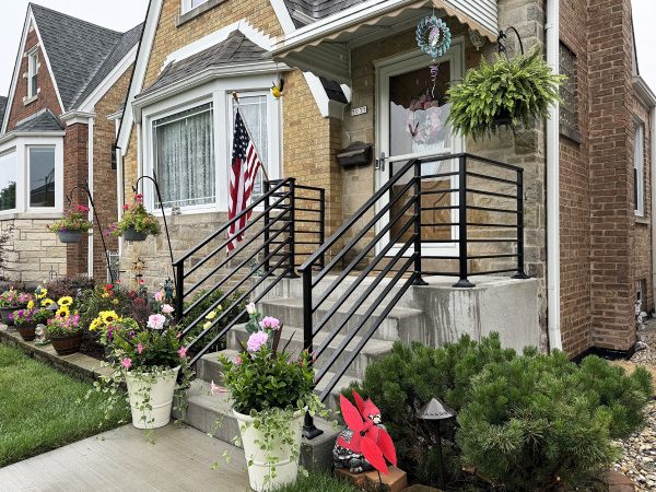Exterior railings with wide horizontal tubings