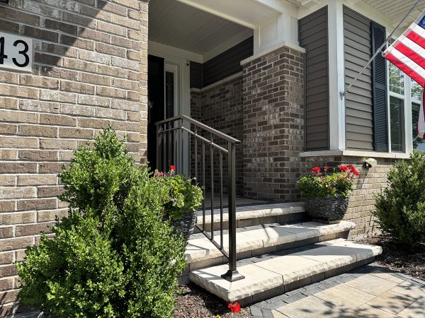 Exterior railing with middle plate and vertical pickets