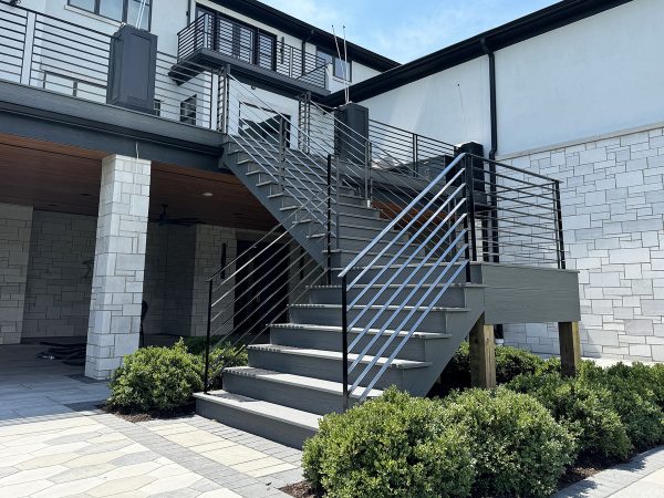 Exterior double-post horizontal railings with flat plates