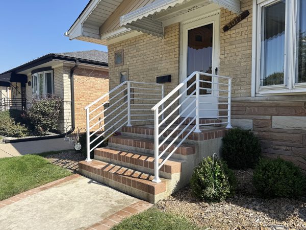 Horizontal railing with painted white | Best Chicago Railings