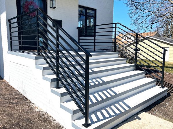 Horizontal railings with wide bars | Best Chicago Railings